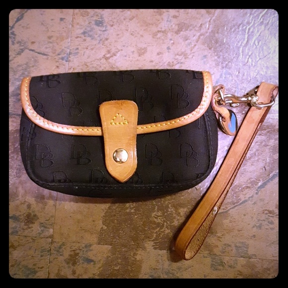 Dooney & Bourke Handbags - NEW Vintage Dooney & Bourke Wristlet 💕💕💕